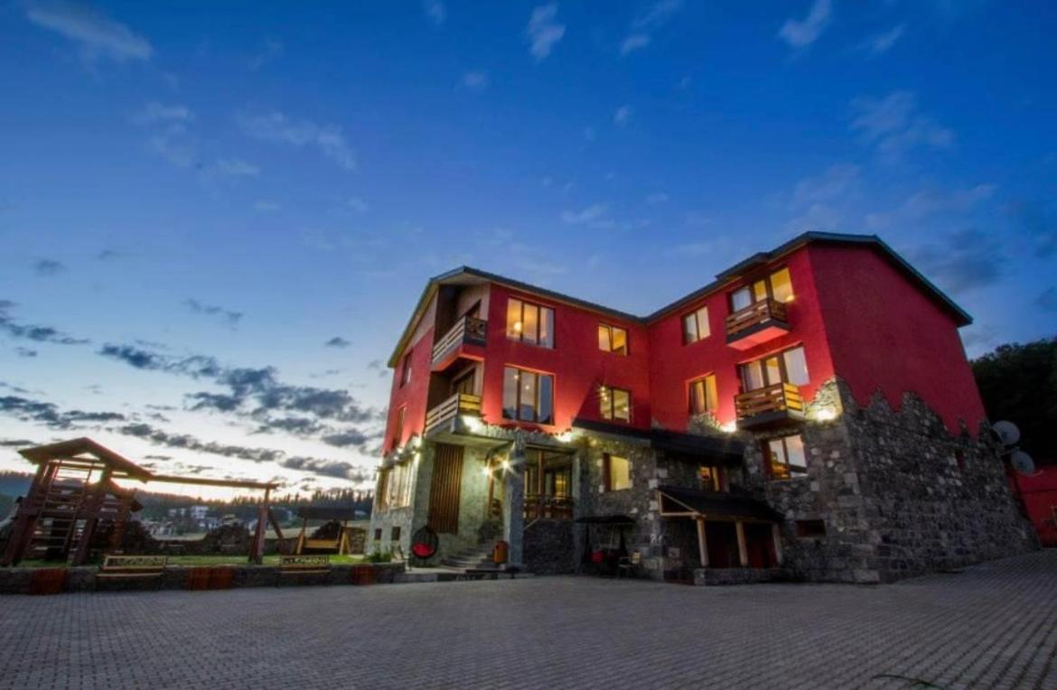 Red House Hotel Bakuriani Eksteriør billede
