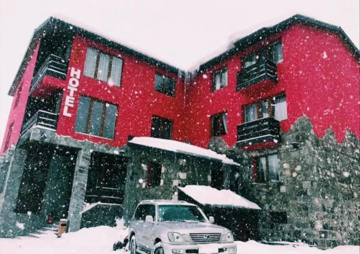Red House Hotel Bakuriani Eksteriør billede