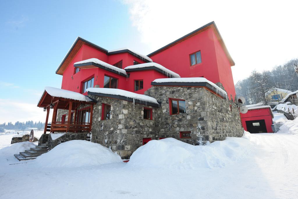 Red House Hotel Bakuriani Eksteriør billede