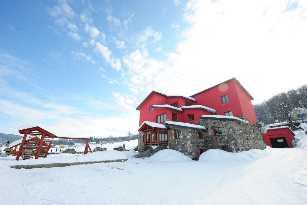 Red House Hotel Bakuriani Eksteriør billede
